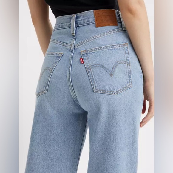 ❤️SOLD❤️ Levi’s Ribcage Wide Leg Jean Light Wash - Picture 2 of 6